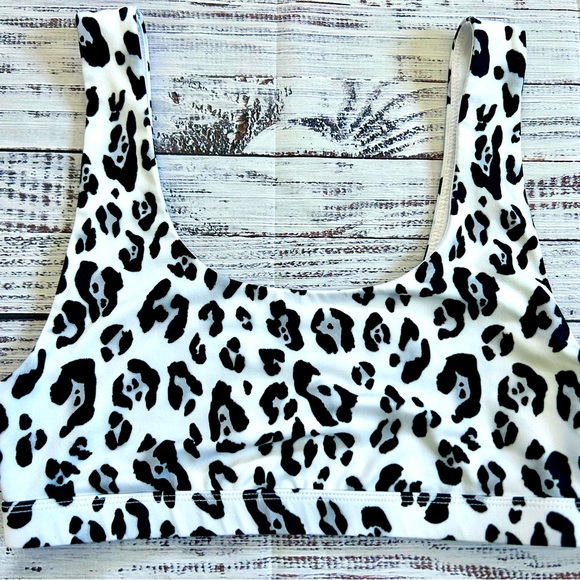 Fabletics Black and White Leopard Sports Bra Medium - Picture 1 of 5